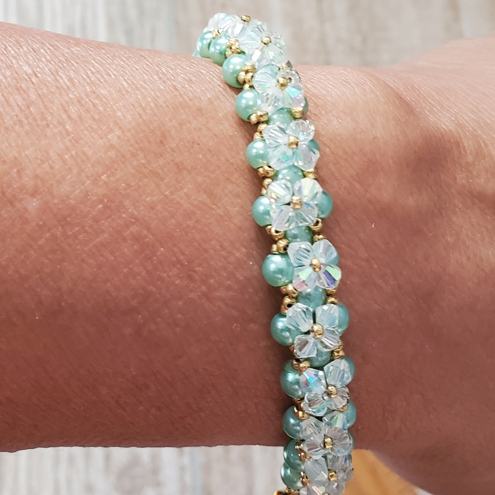 Green pearl and Swarovski crystal bracelet